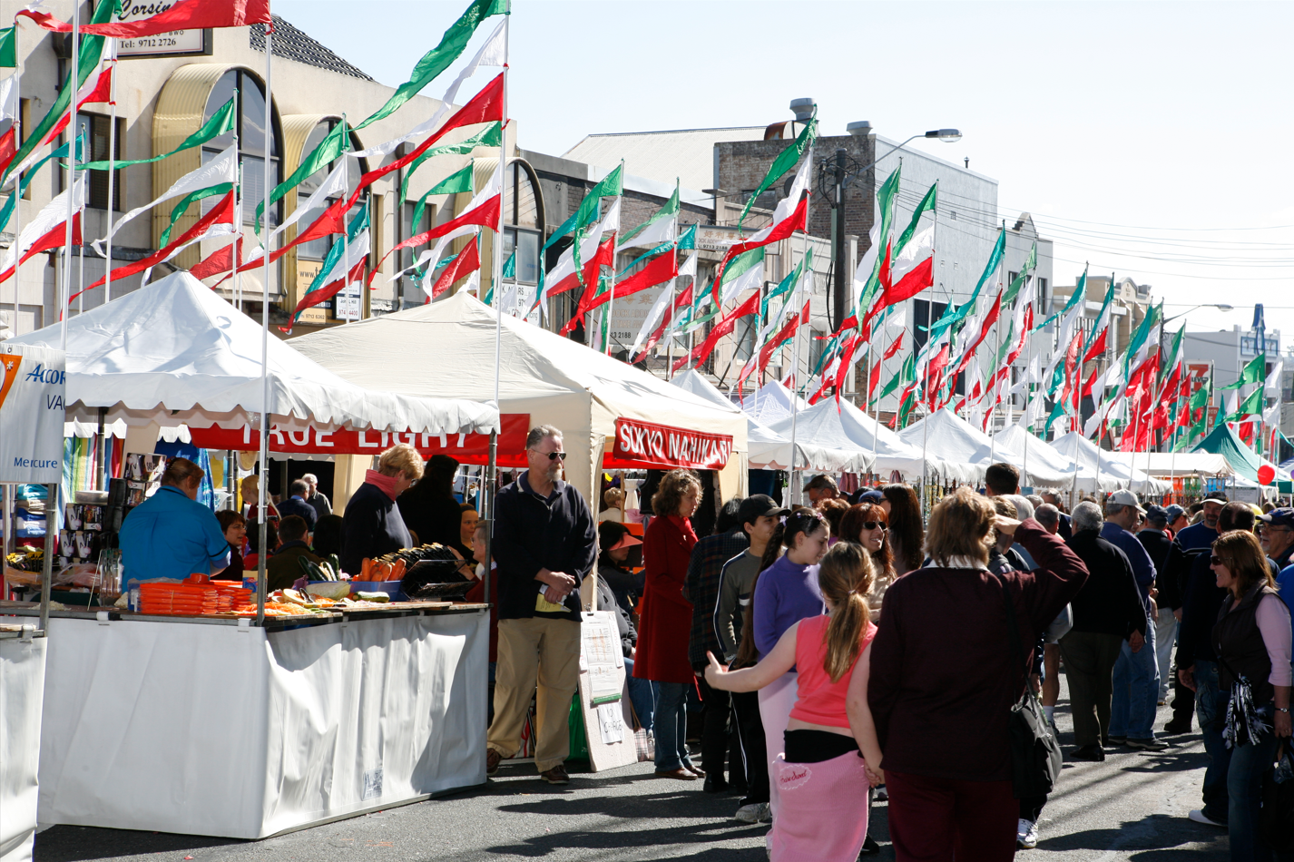 Ferragosto in the past with a line of stalls and people
