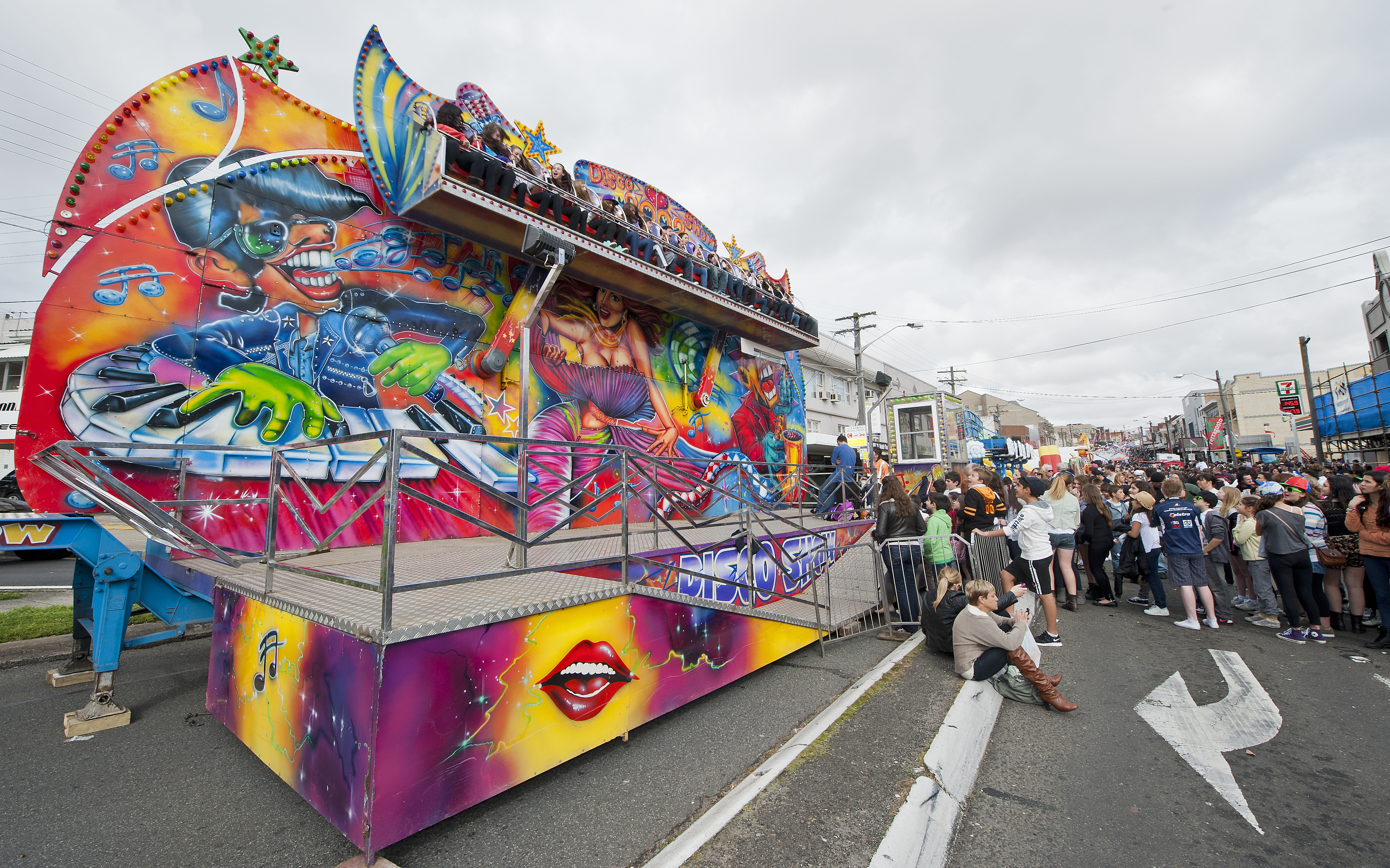 people lining up to amusement ride