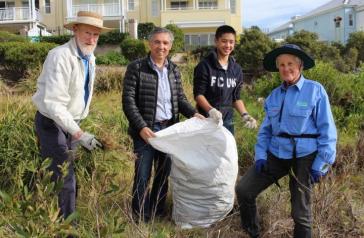 Mayor Angelo Tsirekas with Cabarita Bushcare Volunteers