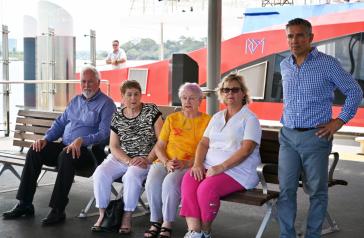 Image of Mayor with concerned residents at Cabarita Wharf