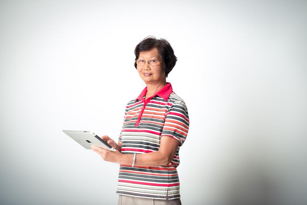 Mandarin Tech Savvy Seniors: Introduction to Smartphones 